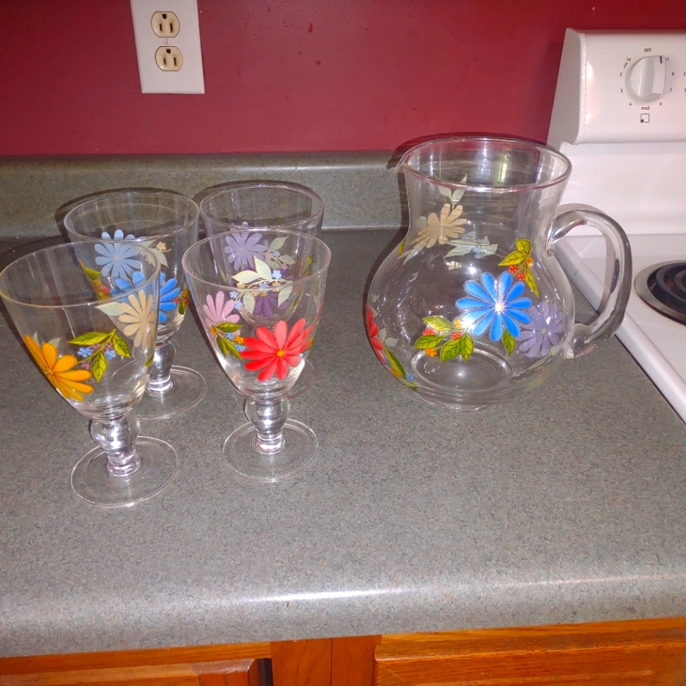Glass pitcher with four glasses